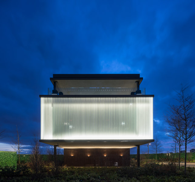 Night shot glazed facade, 10 of 11