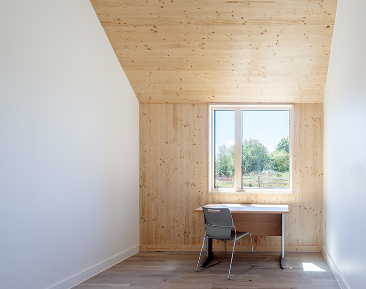 Interior photo showing calm minimalist spaces, 06 of 07.